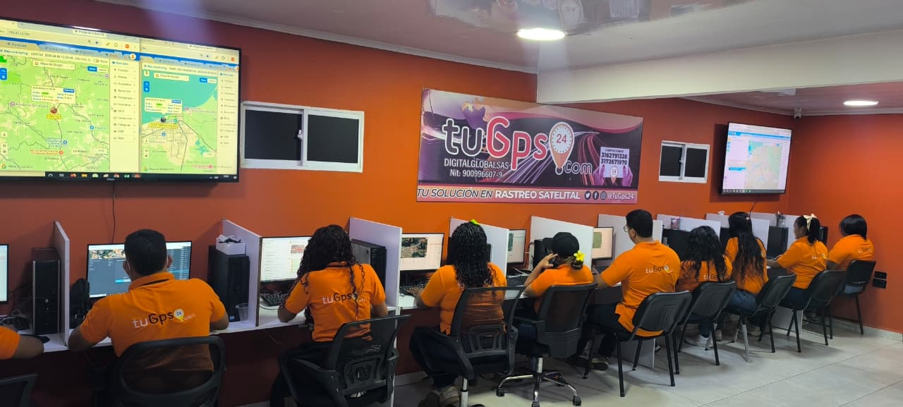 Operadores en la central de monitoreo TuGPS24